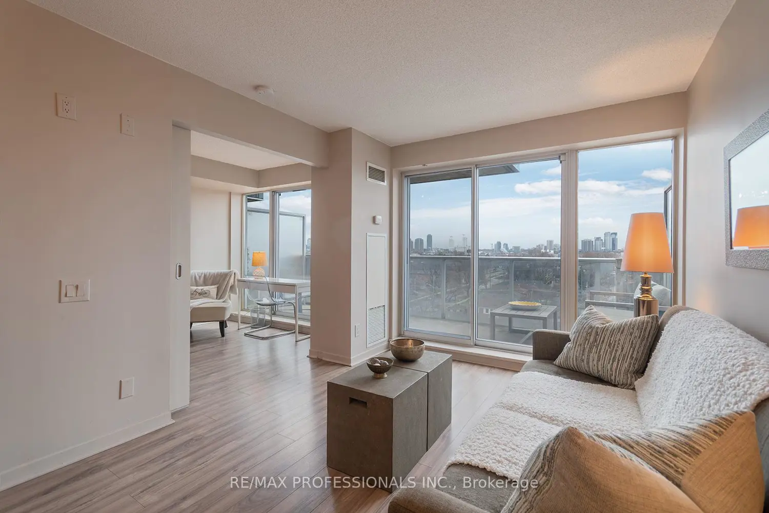 Additional image 3 of 1040 The Queensway 704