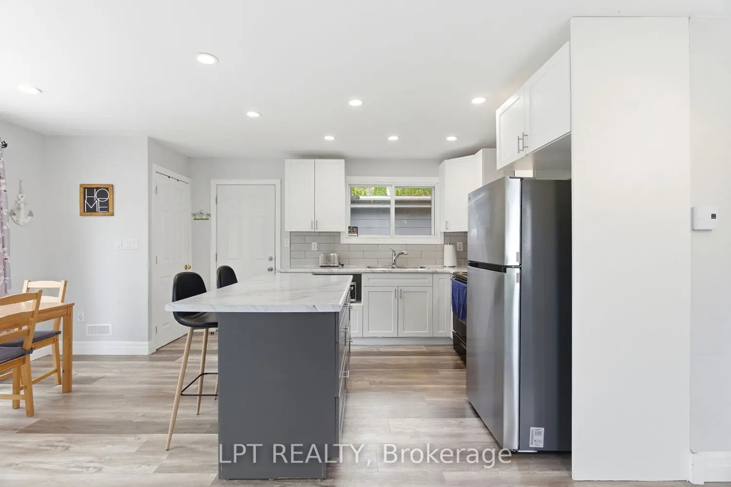7597 Biddulph Street photo 3