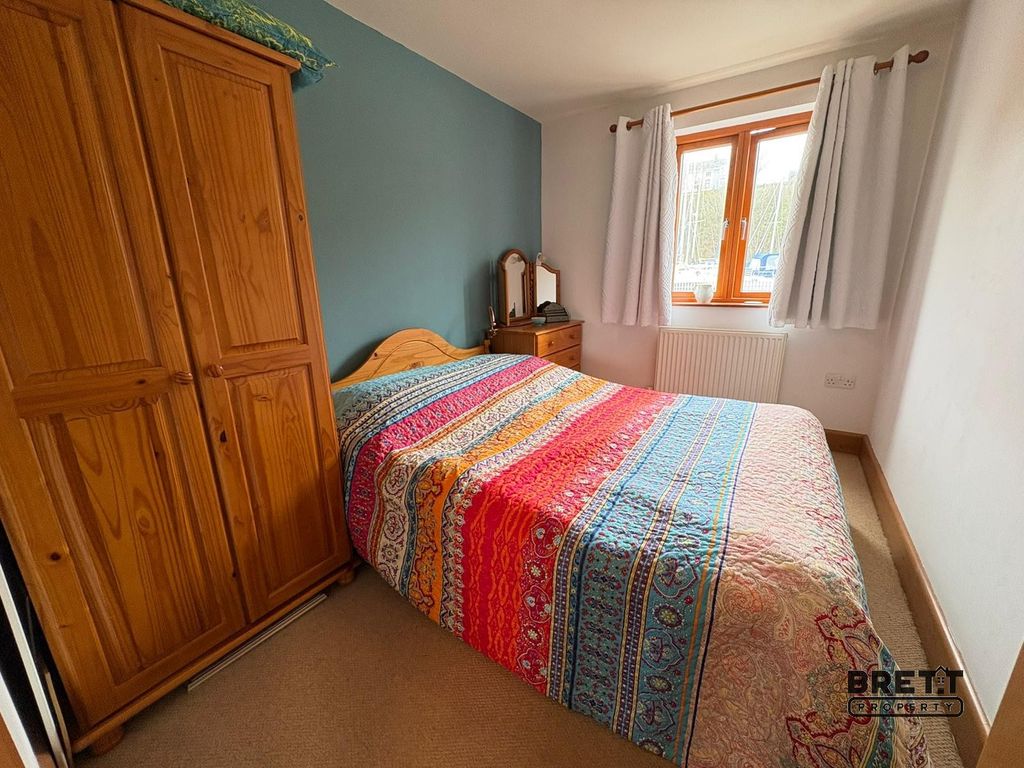 2 bed flat for saleSovereign House, Nelson Quay, Milford Haven, Pembrokeshire. SA73 photo 4