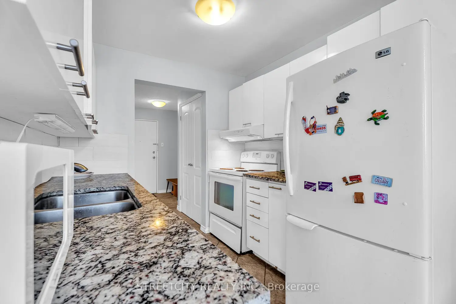 986 Huron Street 401 photo 5