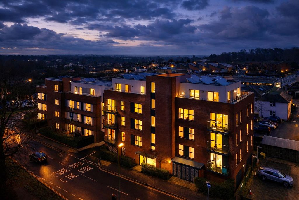 2 bed flat for saleMilton Road, Haywards Heath RH16