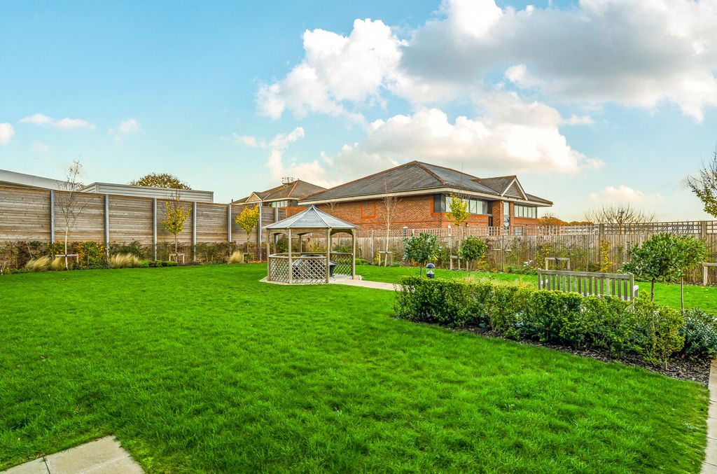 Additional image 6 of 2 bed flat for saleStation Road, Hook, Hampshire RG27