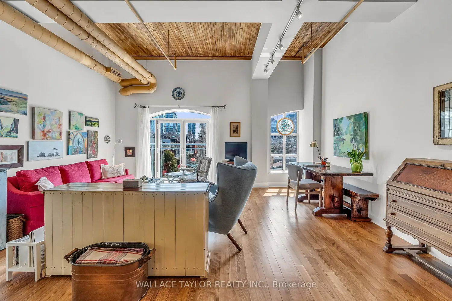 993 Queen Street 208