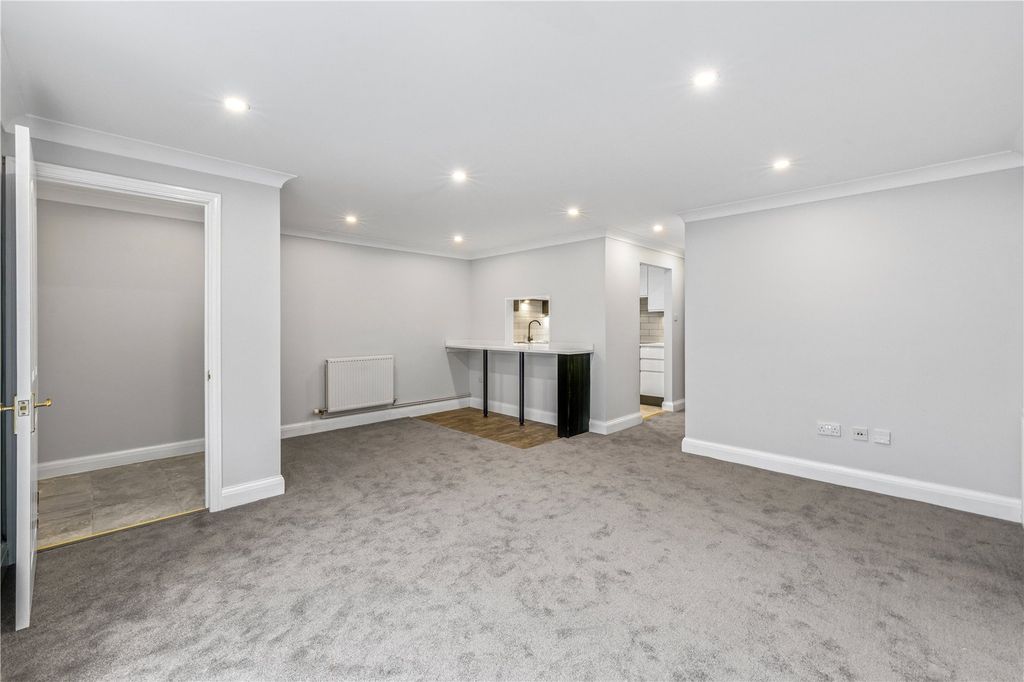 2 bed flat for saleThames Street, Hampton TW12 photo 2