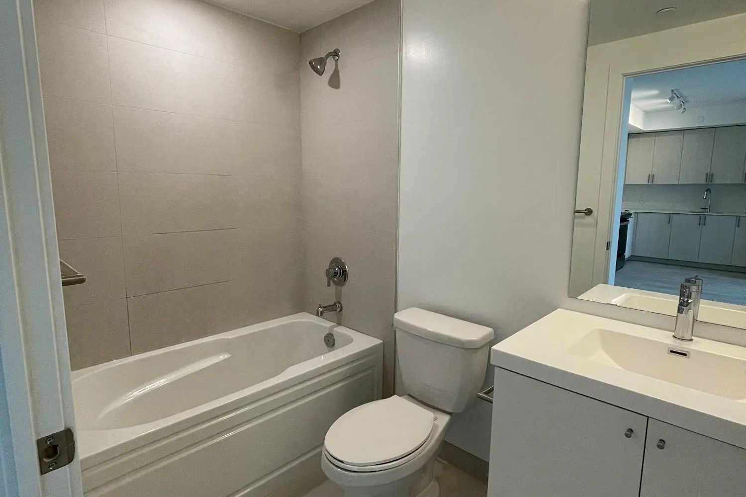 2545 Simcoe Street 808 photo 4
