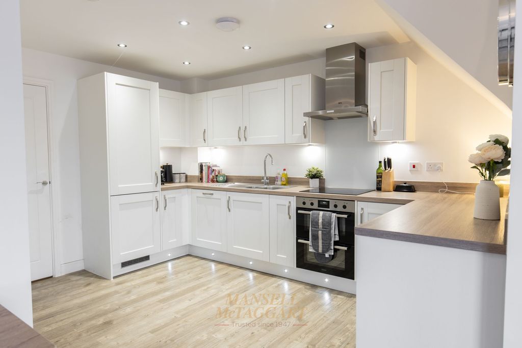 2 bed flat for saleHoadley Road, Comet House RH6 photo 5