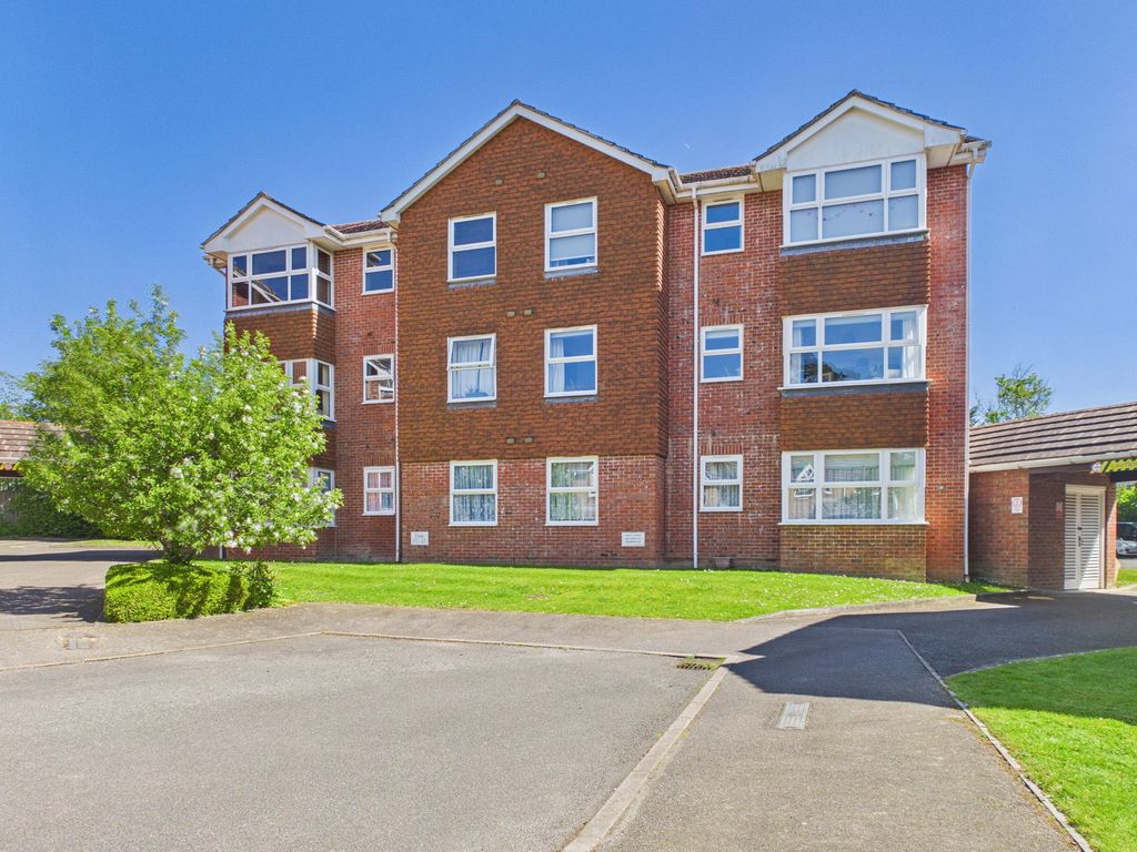 2 bed flat for saleBowes Close, Horsham, West Sussex. RH13