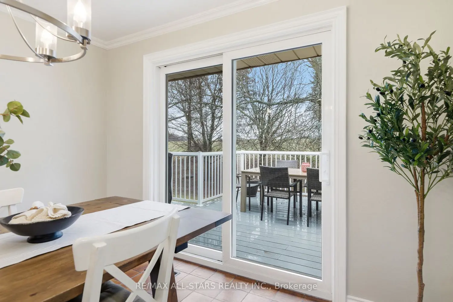 2407 Ashbridge Road photo 3