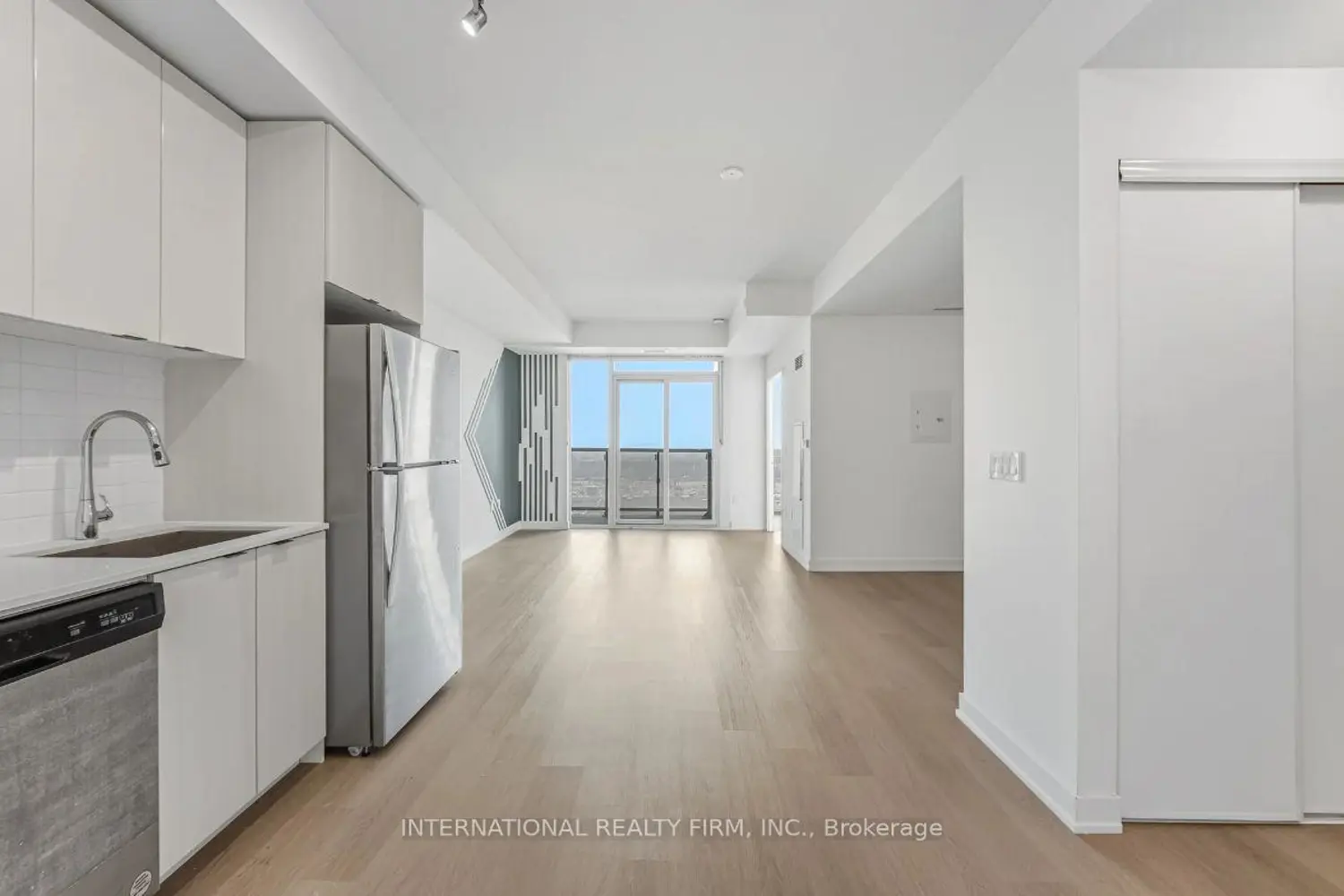 859 The Queensway 710 photo 5