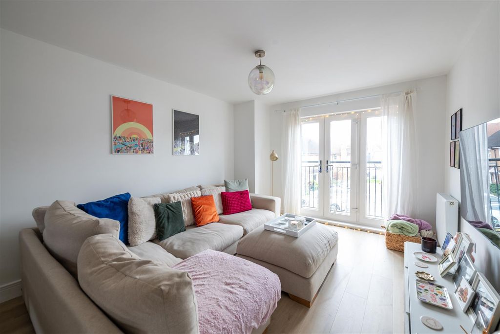 Additional image 6 of 2 bed flat for saleBrocklehurst Way, Horley RH6