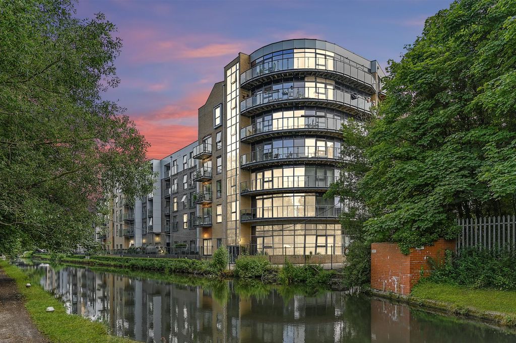 2 bed flat for saleThe Embankment, Nash Mills Wharf, Hemel Hempstead HP3