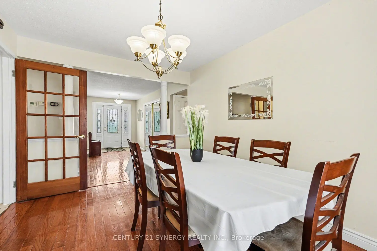 220 Highfield Crescent photo 3