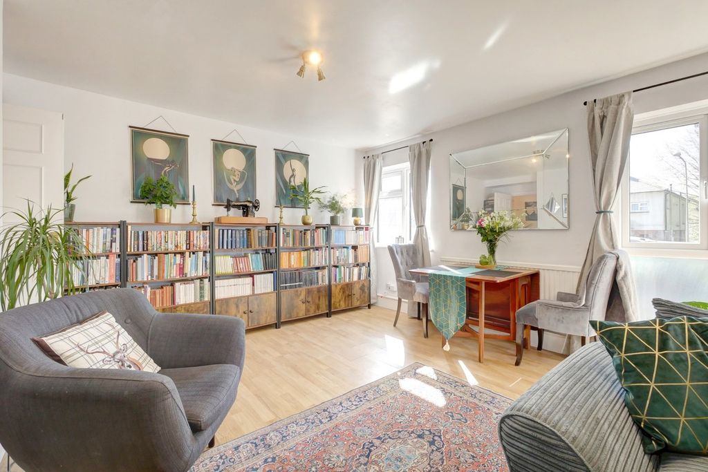 2 bed flat for saleMutton Hall Hill, Heathfield TN21 photo 4