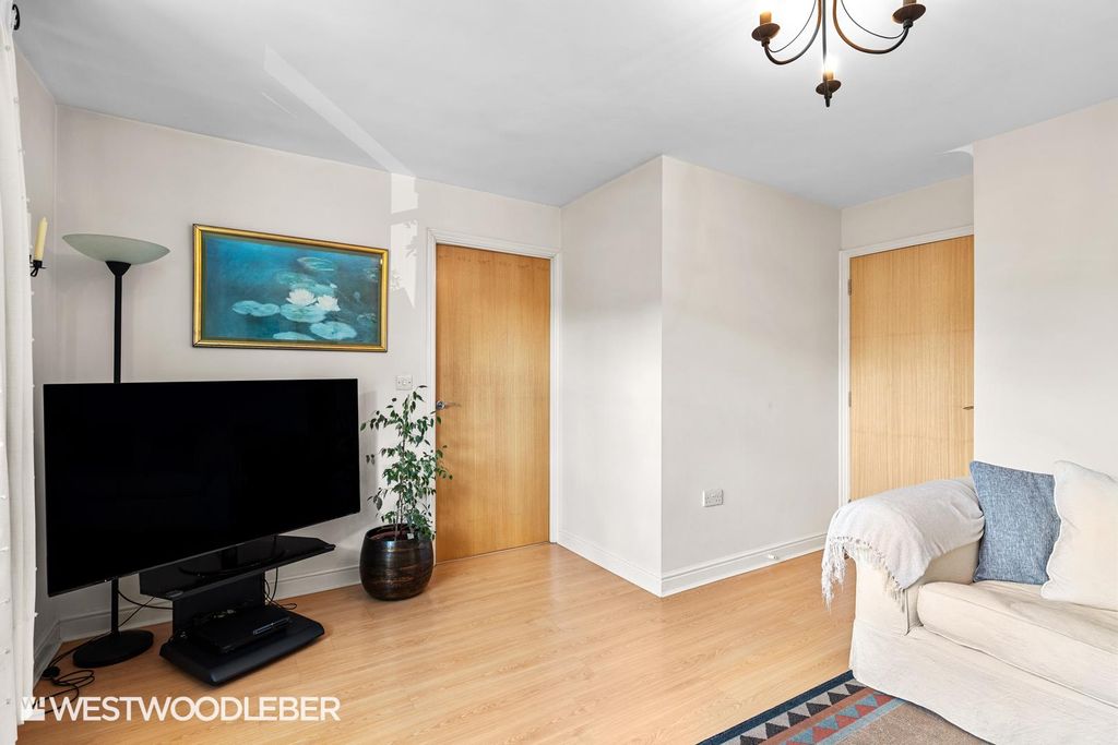 Additional image 3 of 3 bed flat for salePlomer Avenue, Hoddesdon EN11