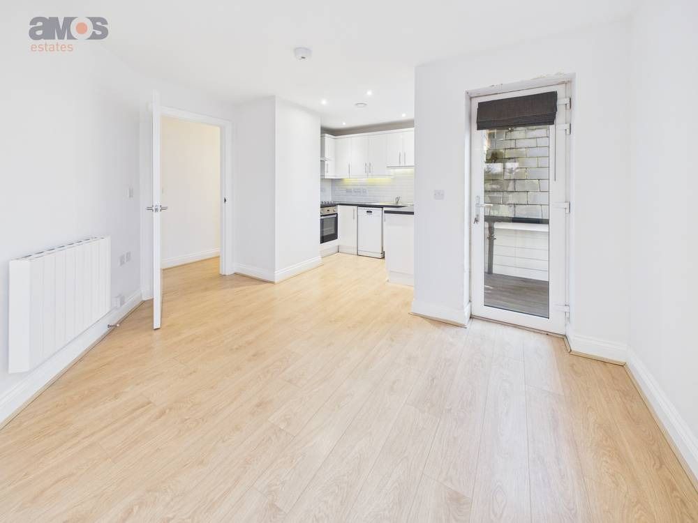 2 bed flat for saleCity Approach, 1 The Approach, Rayleigh, Essex SS6 photo 2