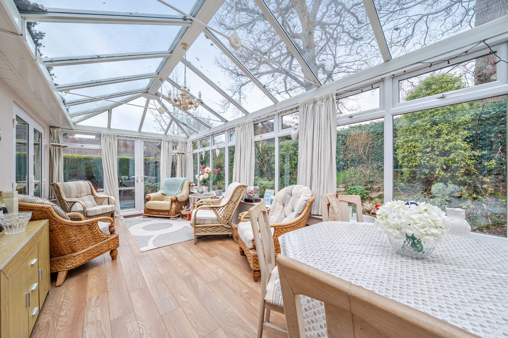 3 bed detached house for saleCherrylands Close, Haslemere GU27 photo 3