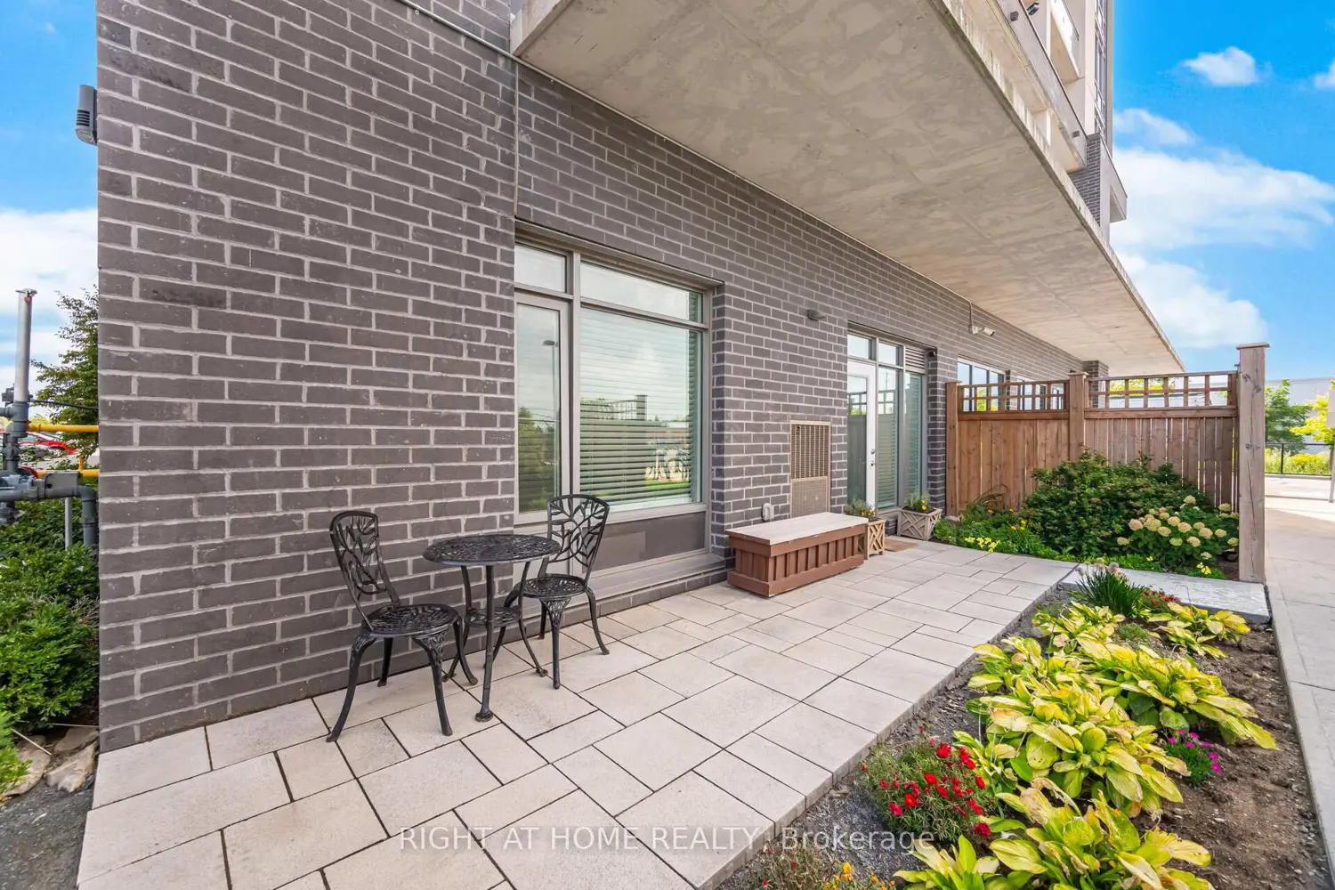 716 Main St E 101