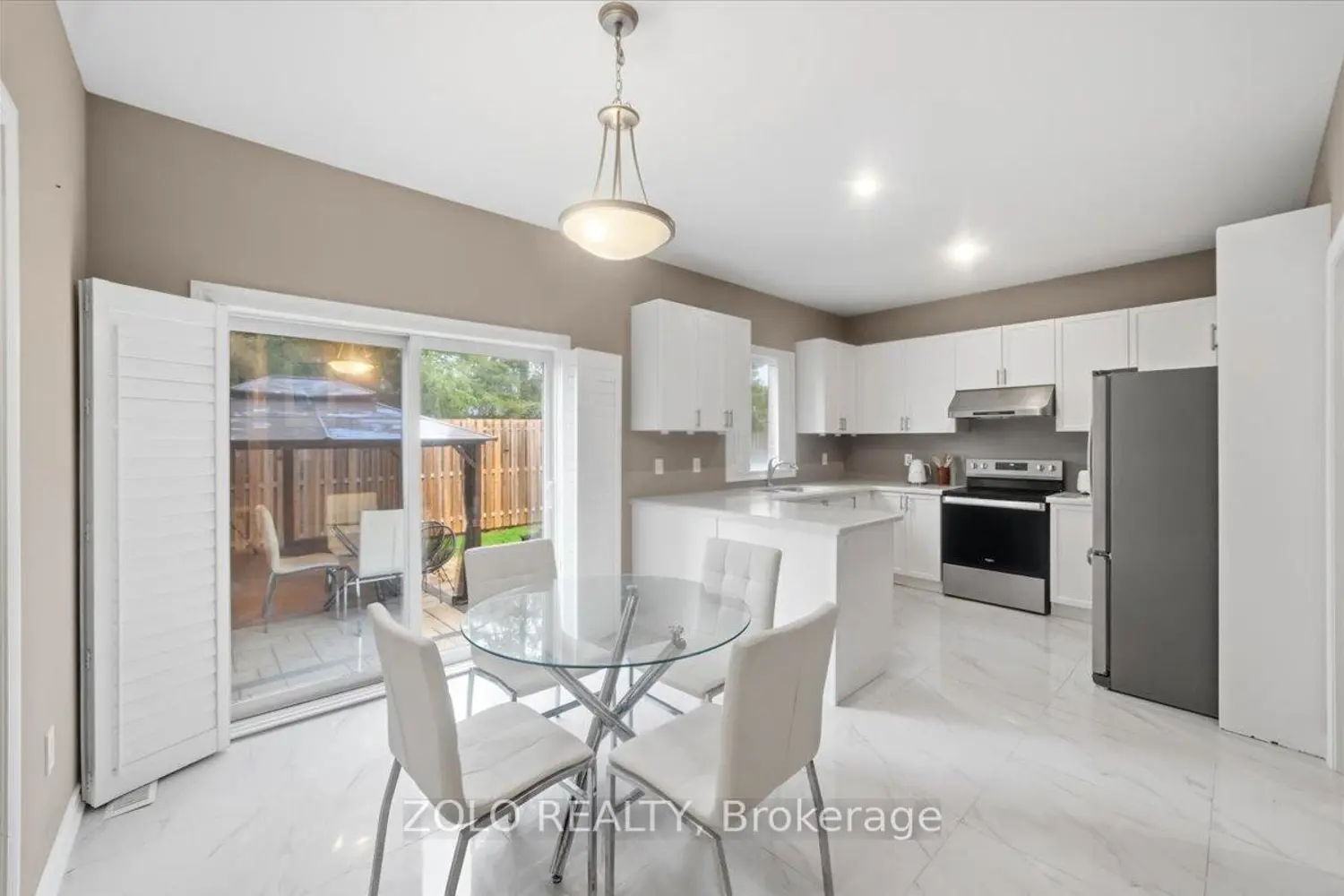 52 Claxton Crescent photo 5
