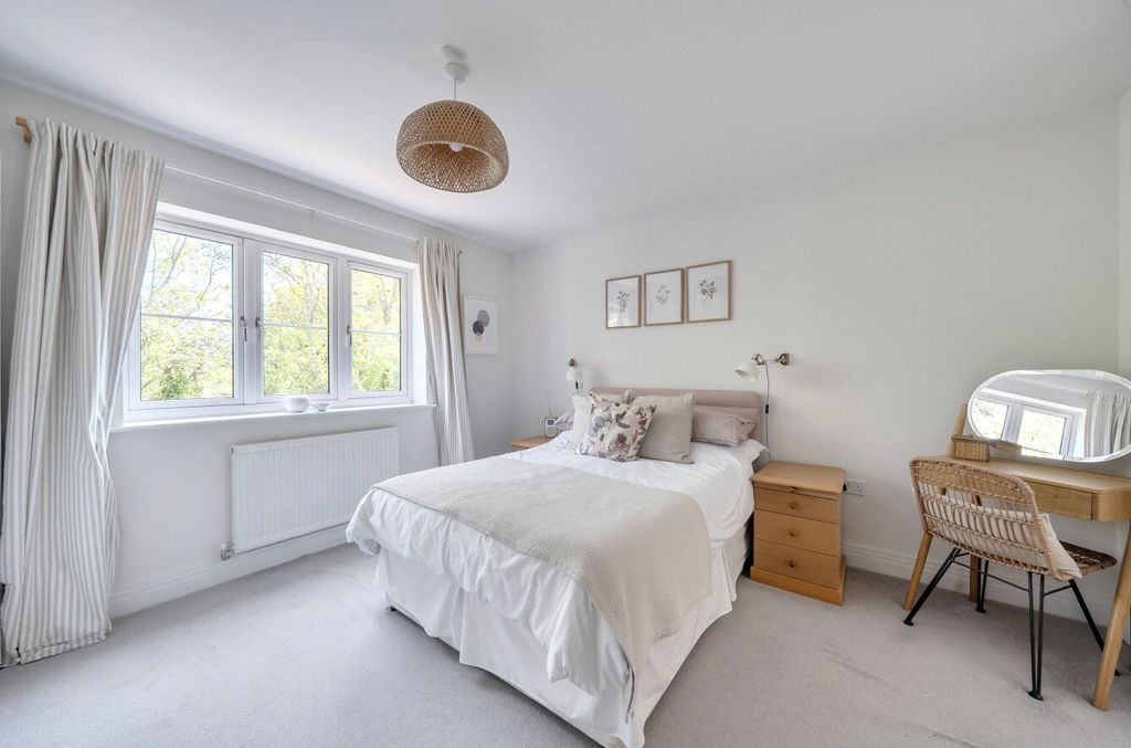 Additional image 8 of 5 bed detached house for saleUnwin Close, Hook, Hampshire RG27
