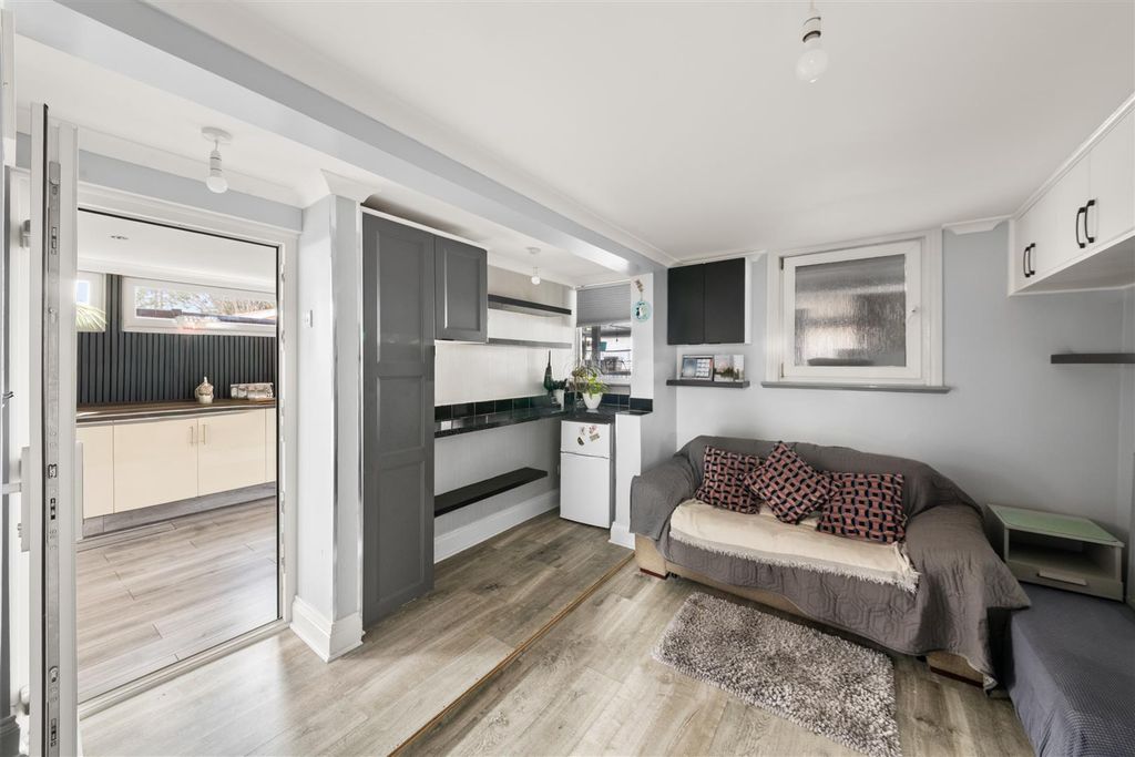 Additional image 10 of 5 bed semi-detached house for saleBotwell Lane, Hayes UB3