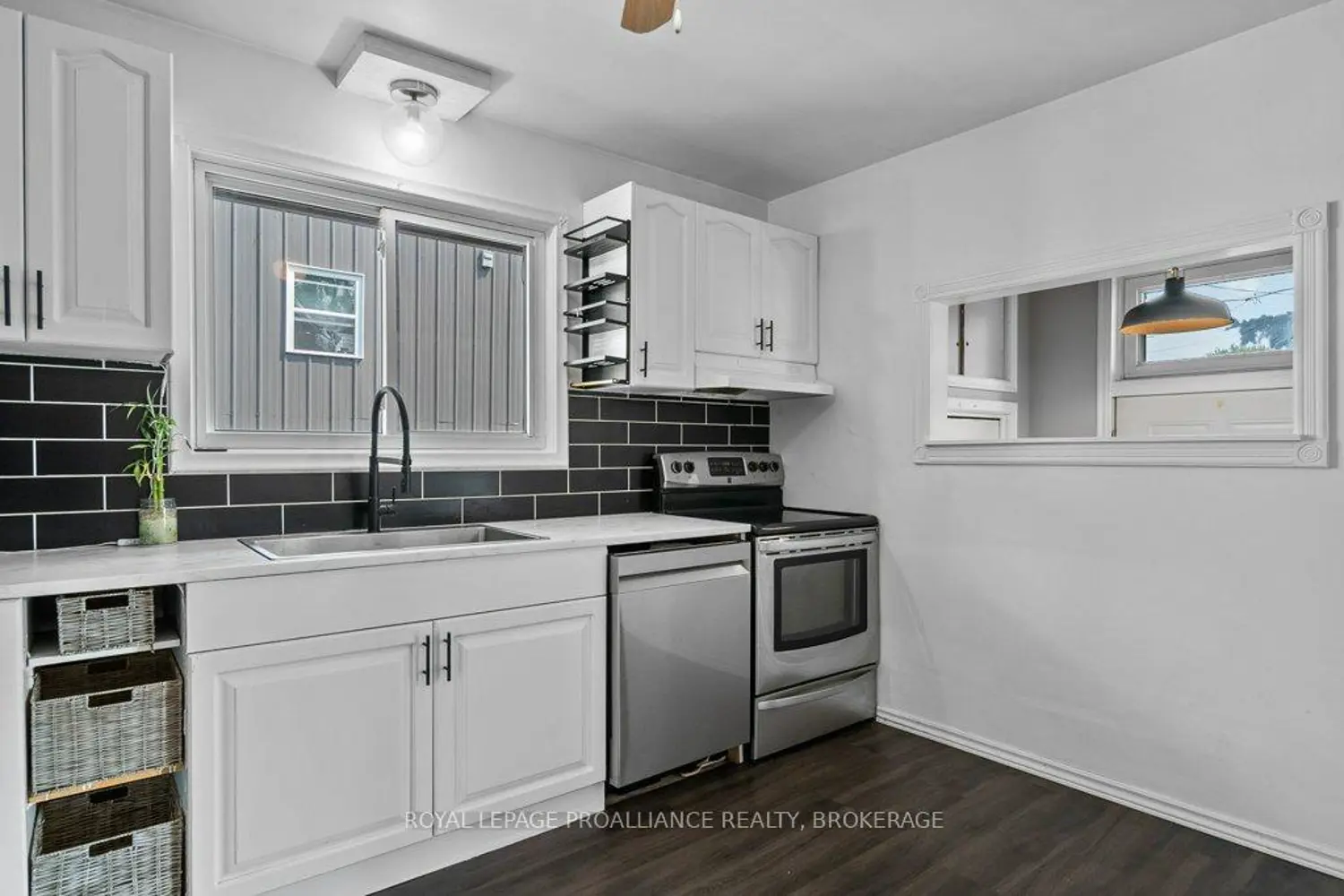 590 Macdonnell Street photo 4