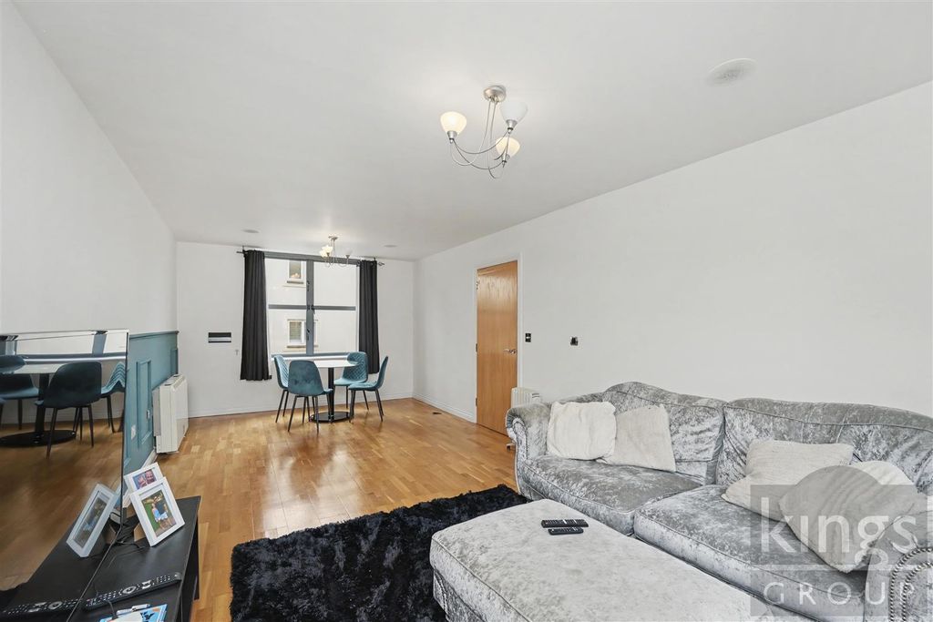 2 bed flat for saleSoper Square, Newhall, Harlow CM17 photo 2