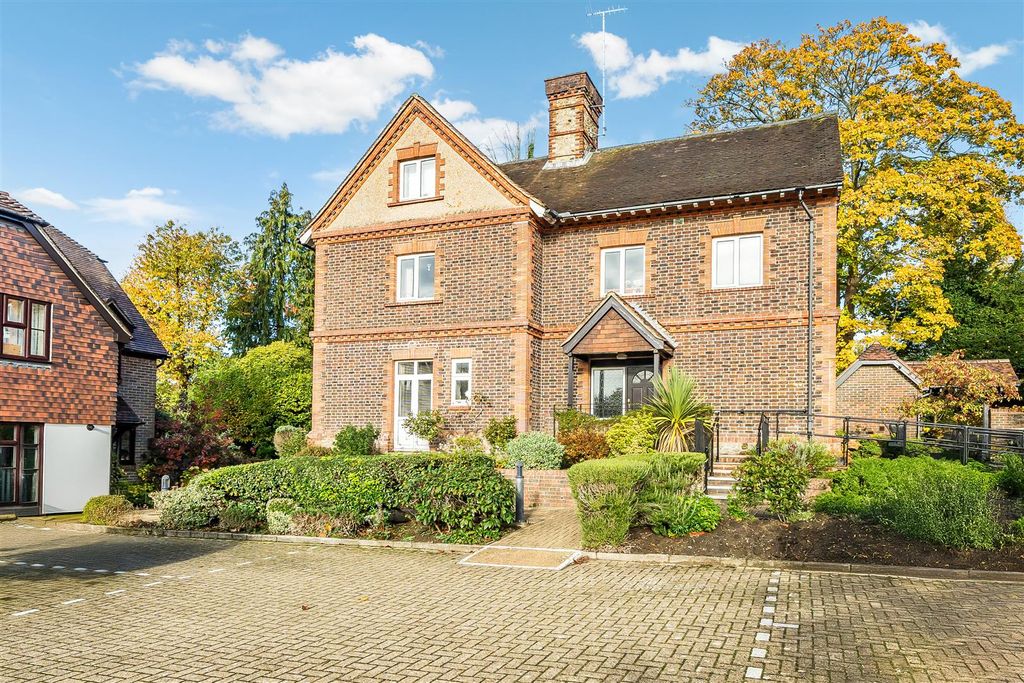 2 bed maisonette for saleChurch Road, Haslemere GU27