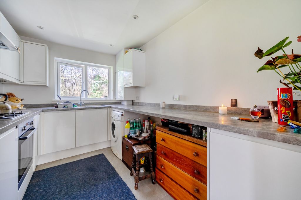 2 bed maisonette for saleWeydown Road, Haslemere GU27 photo 3