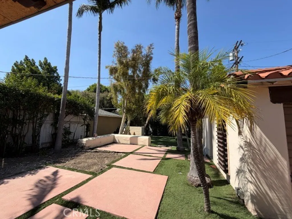 22025 Lopez St, Woodland Hills, CA 91364