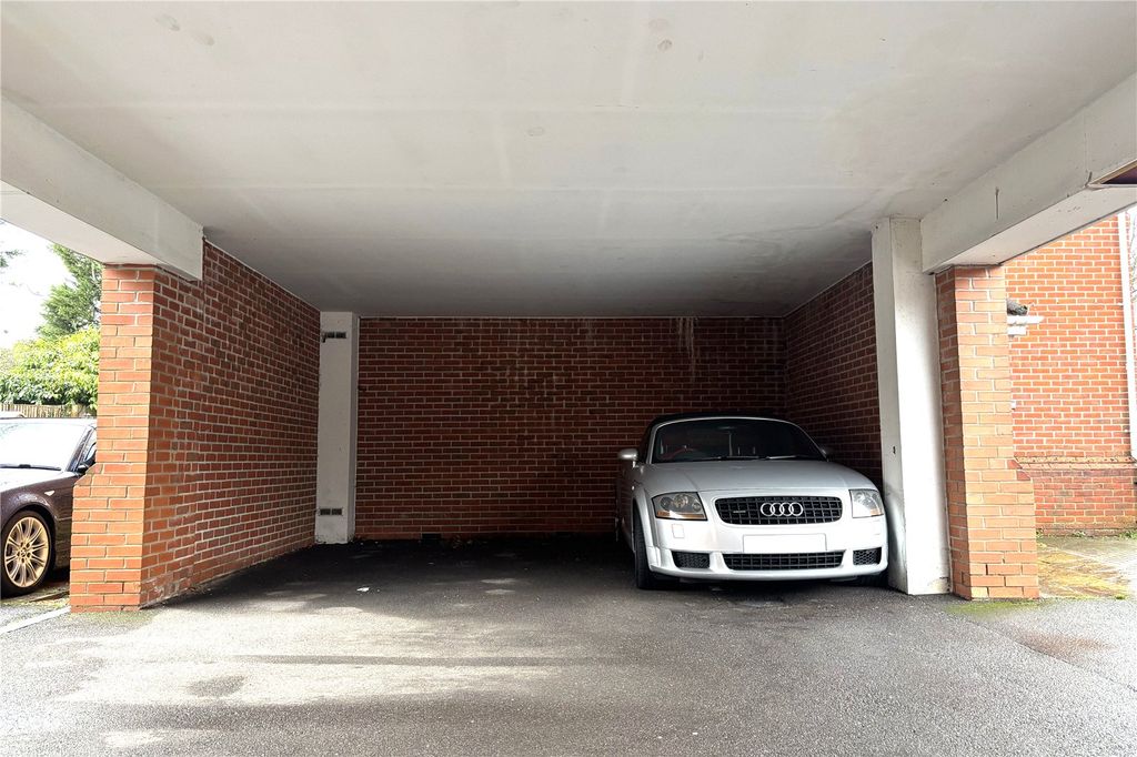 Additional image 7 of 2 bed flat for saleLondon Road, Hook, Hampshire RG27
