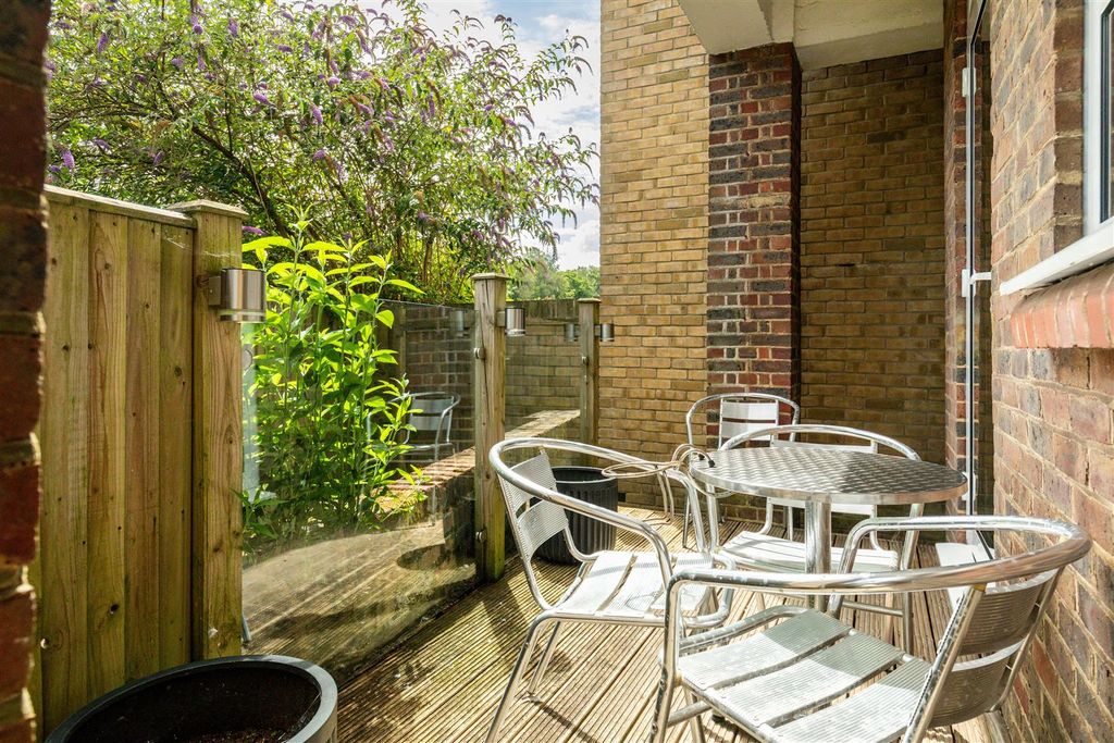 2 bed flat for saleStation Quarter Apartments, Boltro Road, Haywards Heath RH16 photo 2