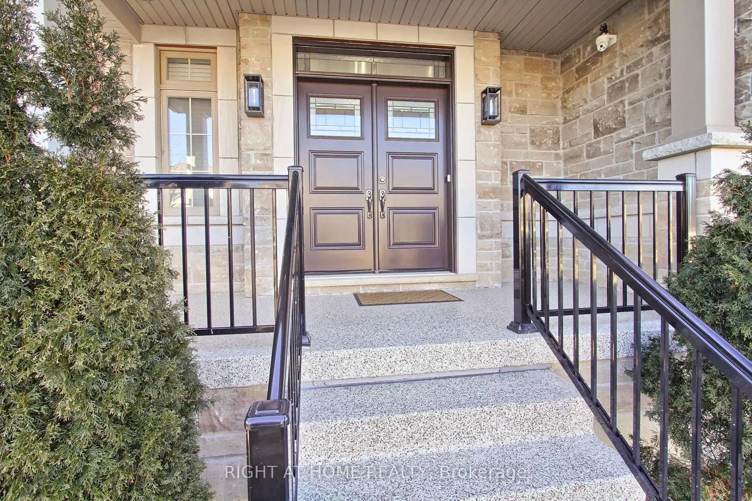 121 Hutchinson Drive photo 2