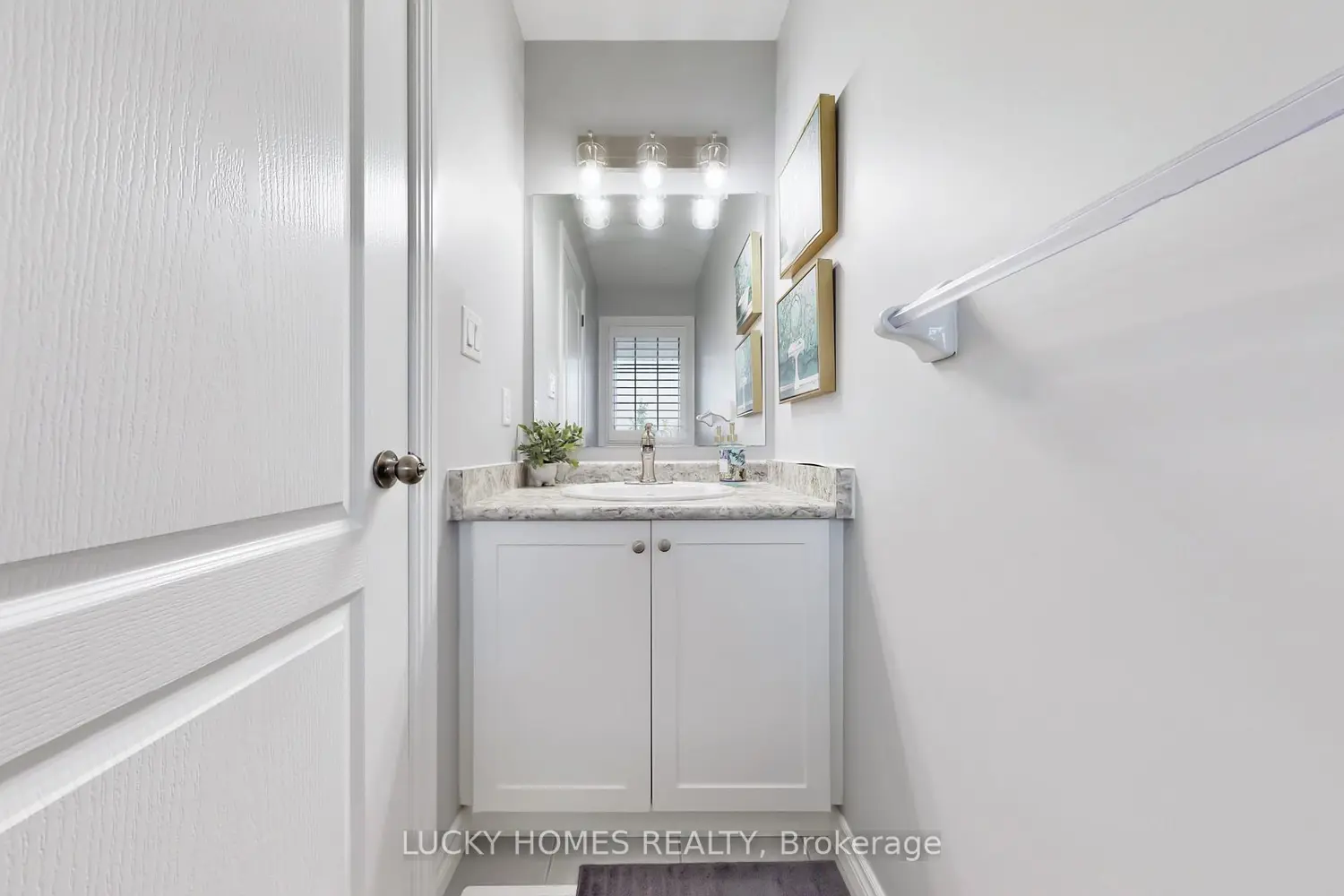 1502 Dunedin Crescent photo 2