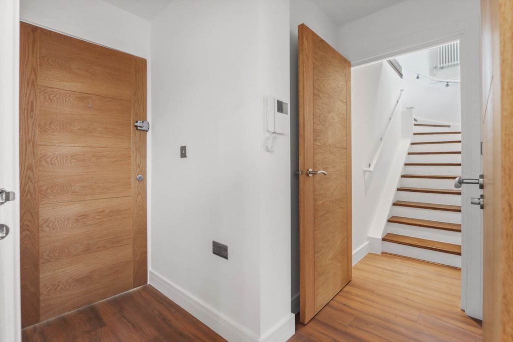 Additional image 5 of 1 bed flat for saleRye Road, Rye Park, Hoddesdon EN11
