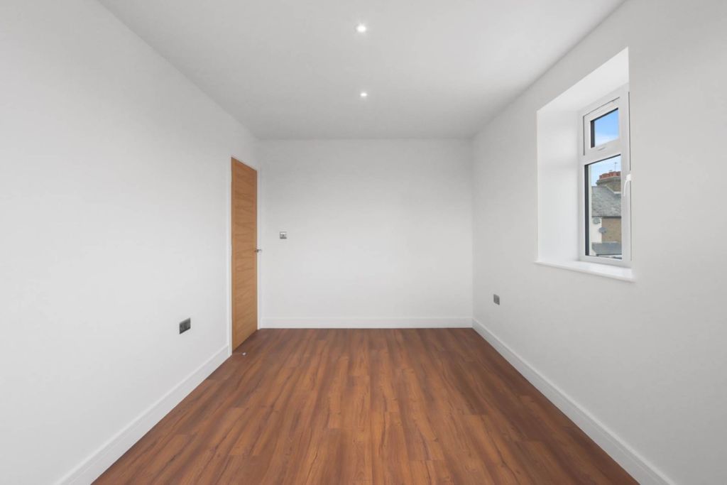 Additional image 3 of 1 bed flat for saleRye Road, Rye Park, Hoddesdon EN11