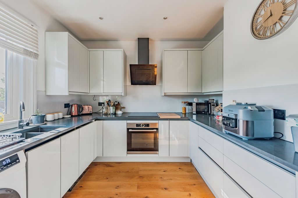 Additional image 9 of 2 bed flat for saleBrighton Road, Horley RH6