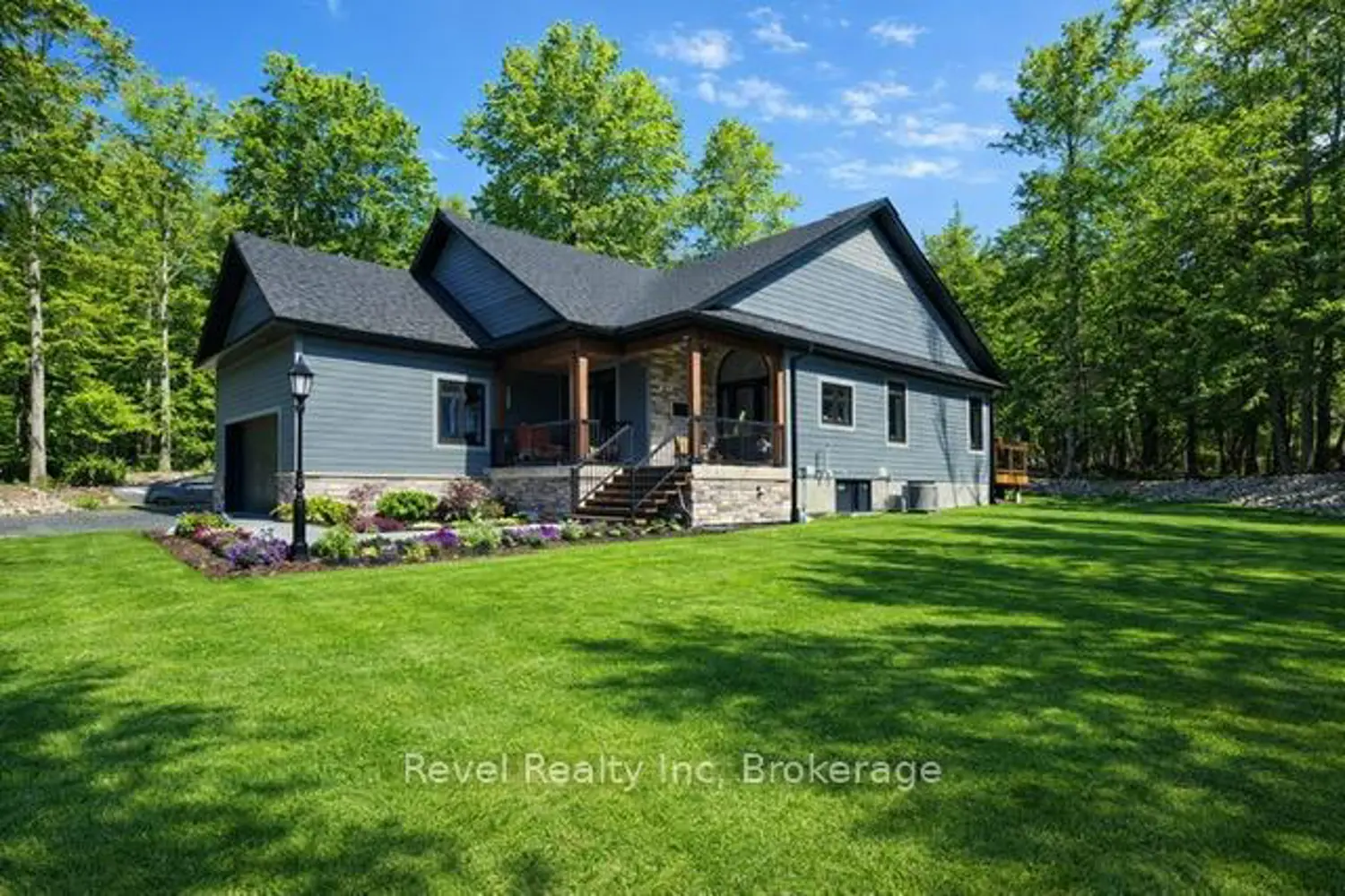 517 Silverbirch Drive photo 2