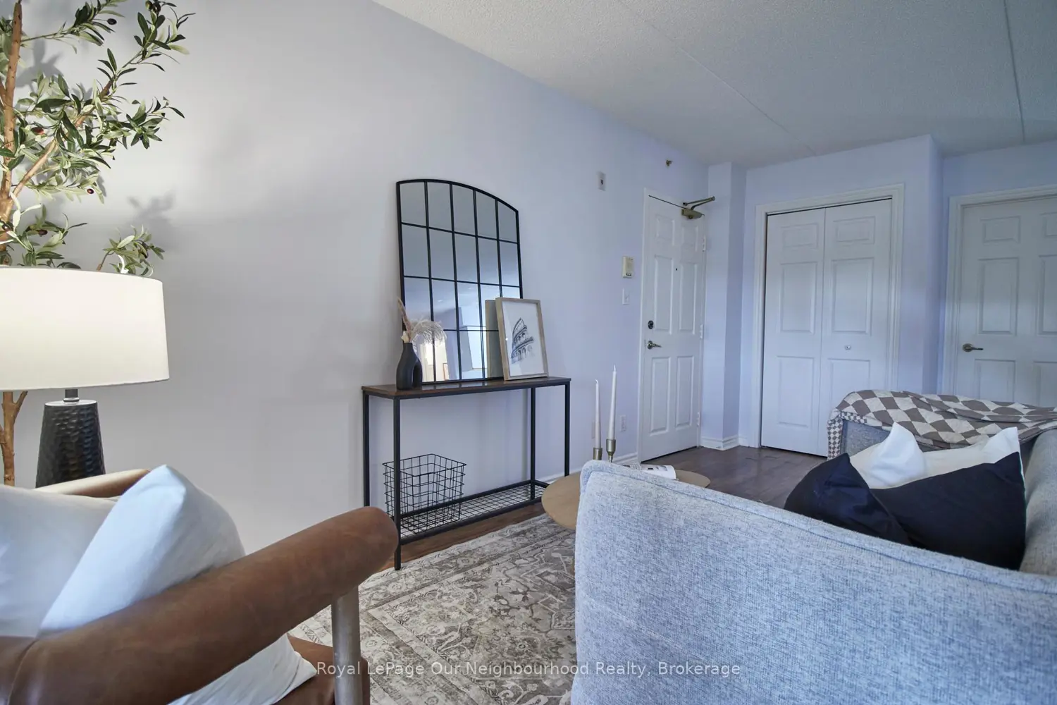 1431 Walkers Line 208 photo 2