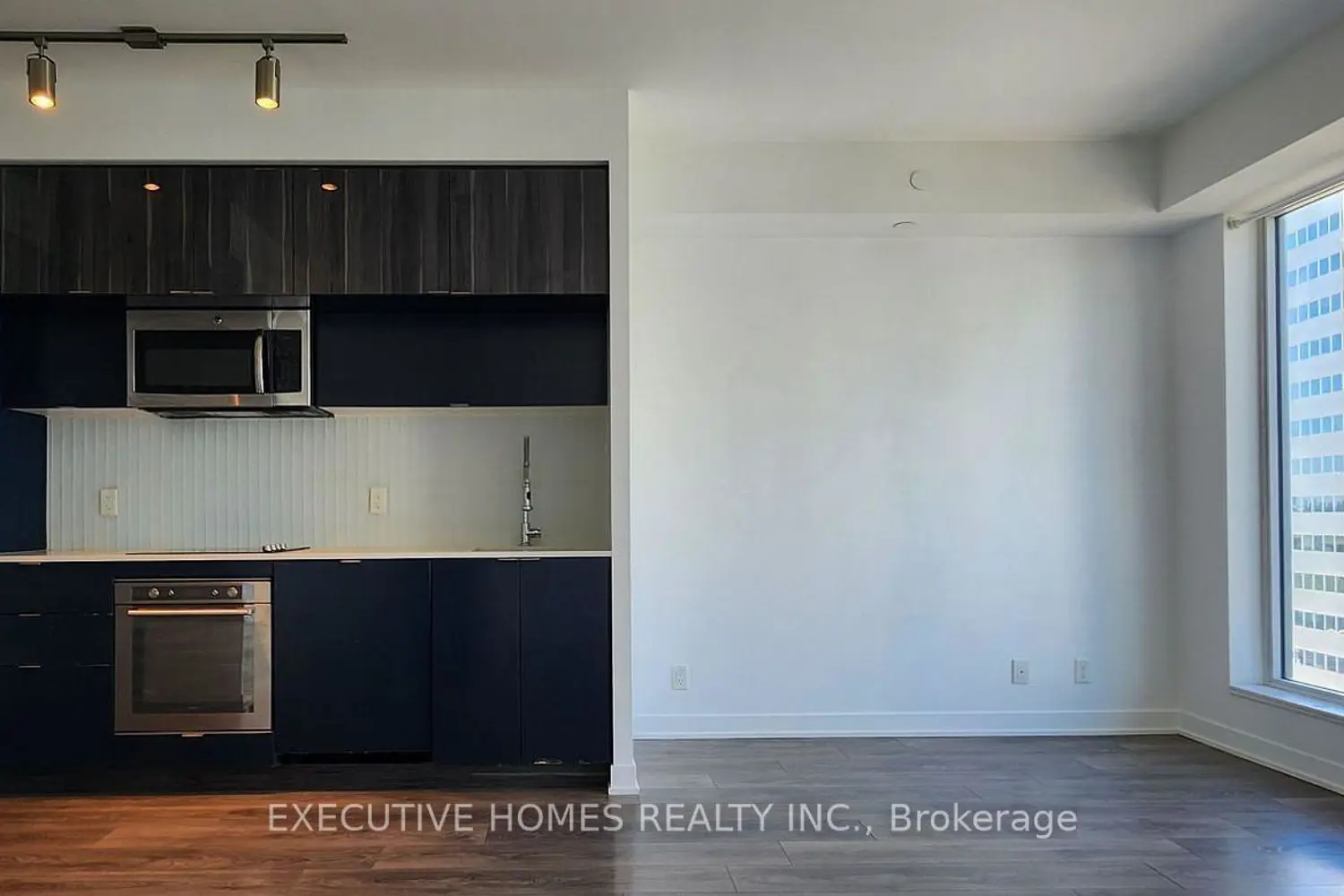 28 Avondale Avenue 1110 photo 3