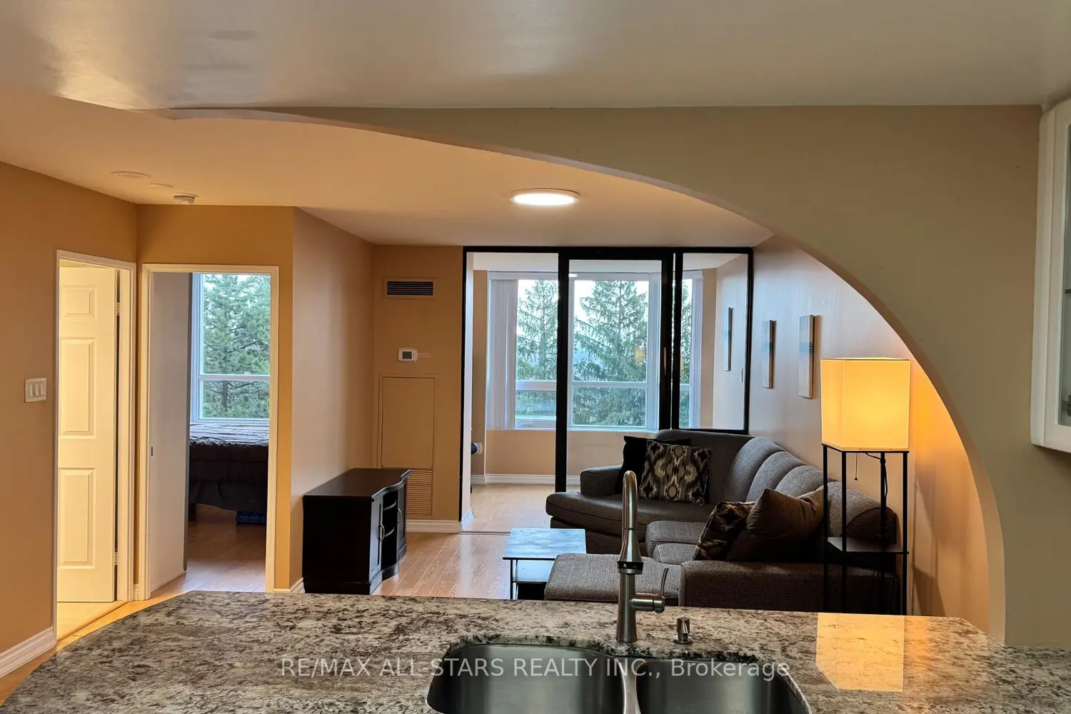 7601 Bathurst Street 402 photo 3