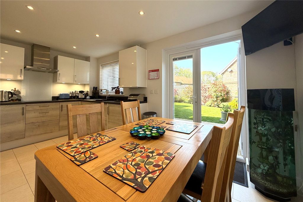 Additional image 4 of 3 bed detached house for saleDeepford Crescent, Hook, Hampshire RG27