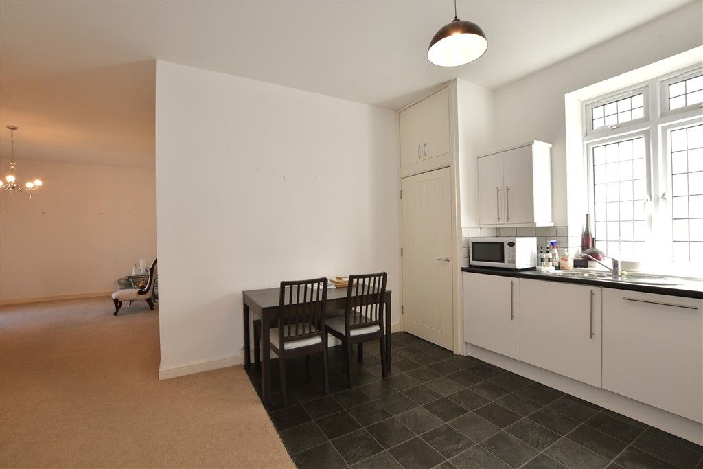 2 bed maisonette for saleCarnforth Gardens, Hornchurch, Essex RM12 photo 2