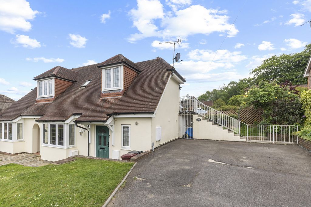 2 bed flat for saleHillside Road, Haslemere GU27