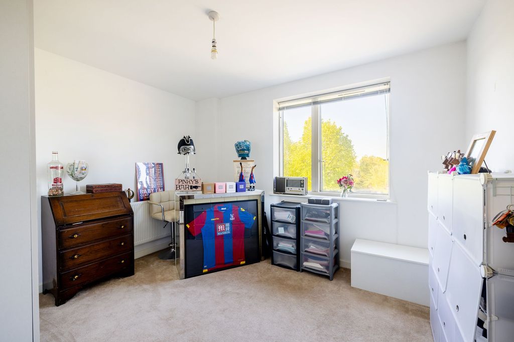 2 bed flat for saleRussells Crescent, Russell Square Russells Crescent RH6 photo 5