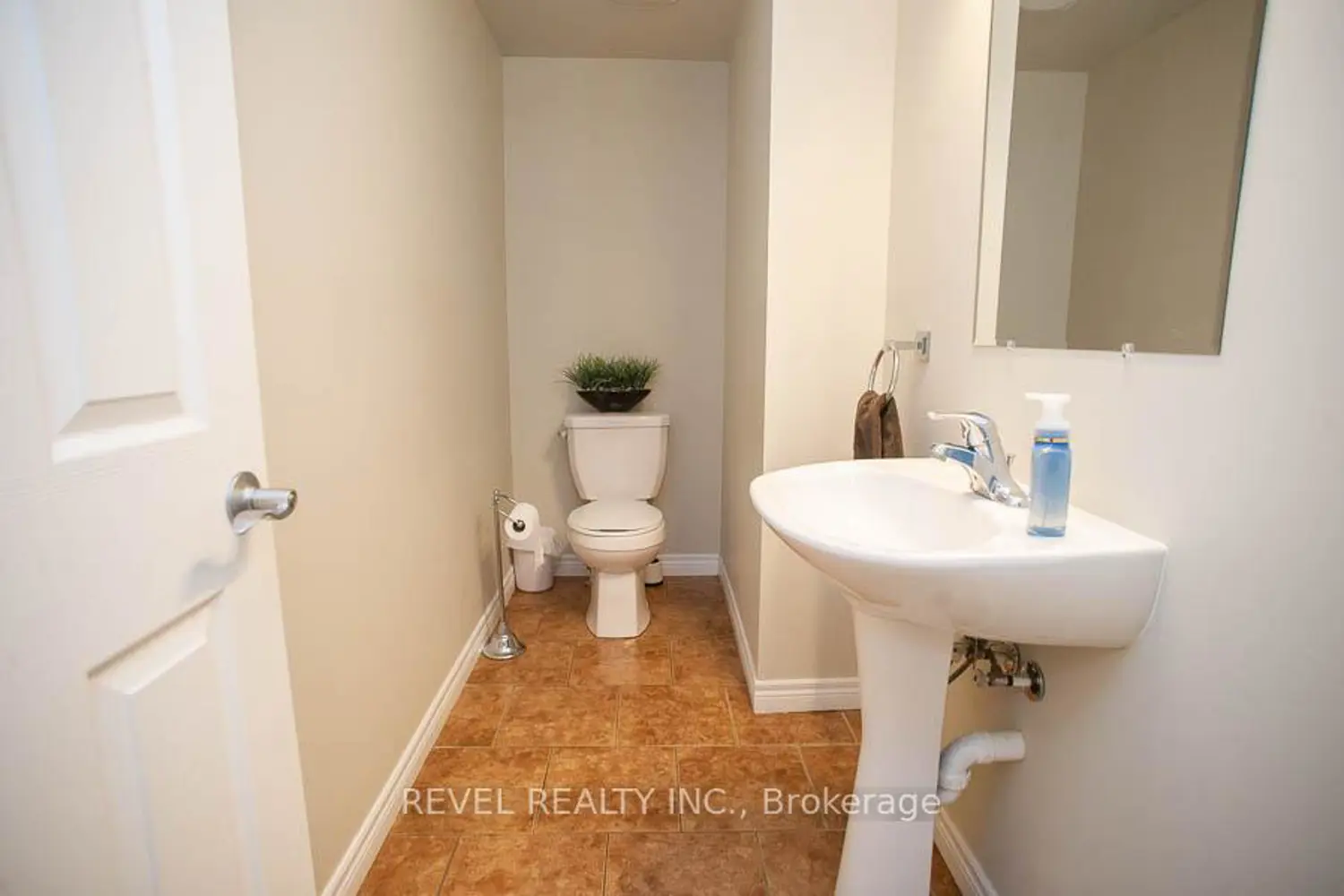 20 Mcconkey Crescent 67 photo 3
