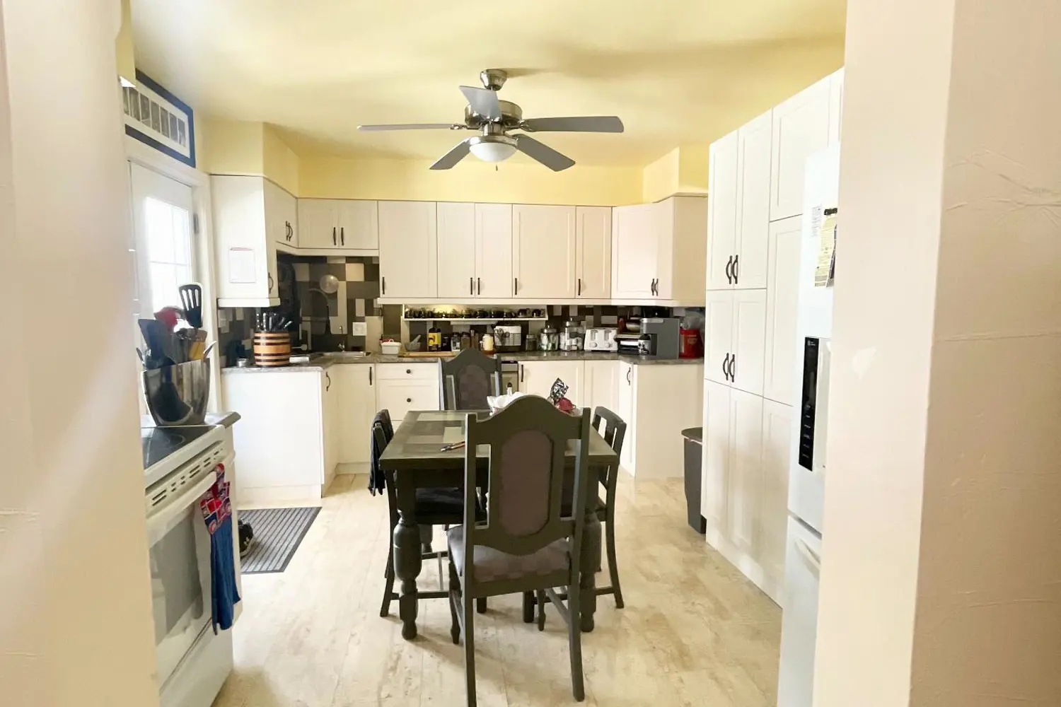 9588 Ardagh Crescent photo 2