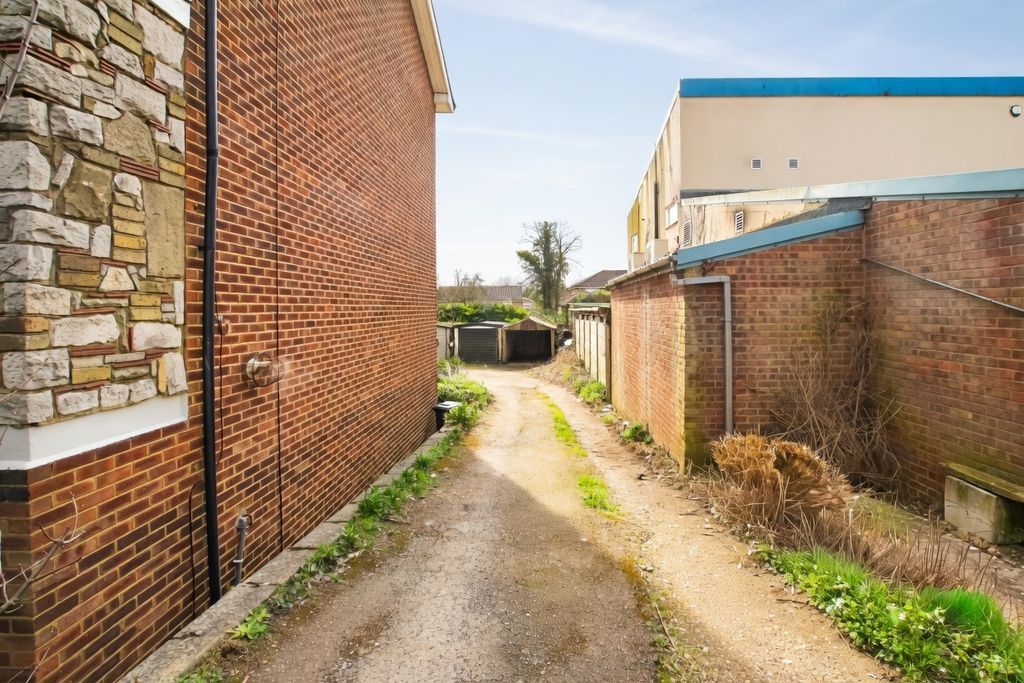 Additional image 4 of 3 bed flat for saleRye Road, Hoddesdon EN11