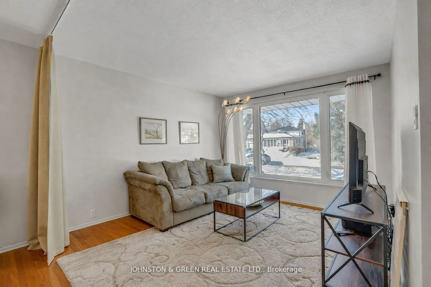 1732 Oberon Crescent photo 4