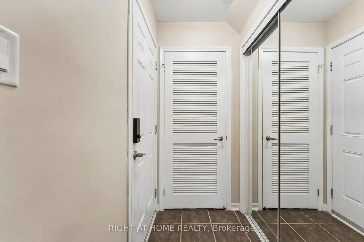 915 Deverell Place photo 4