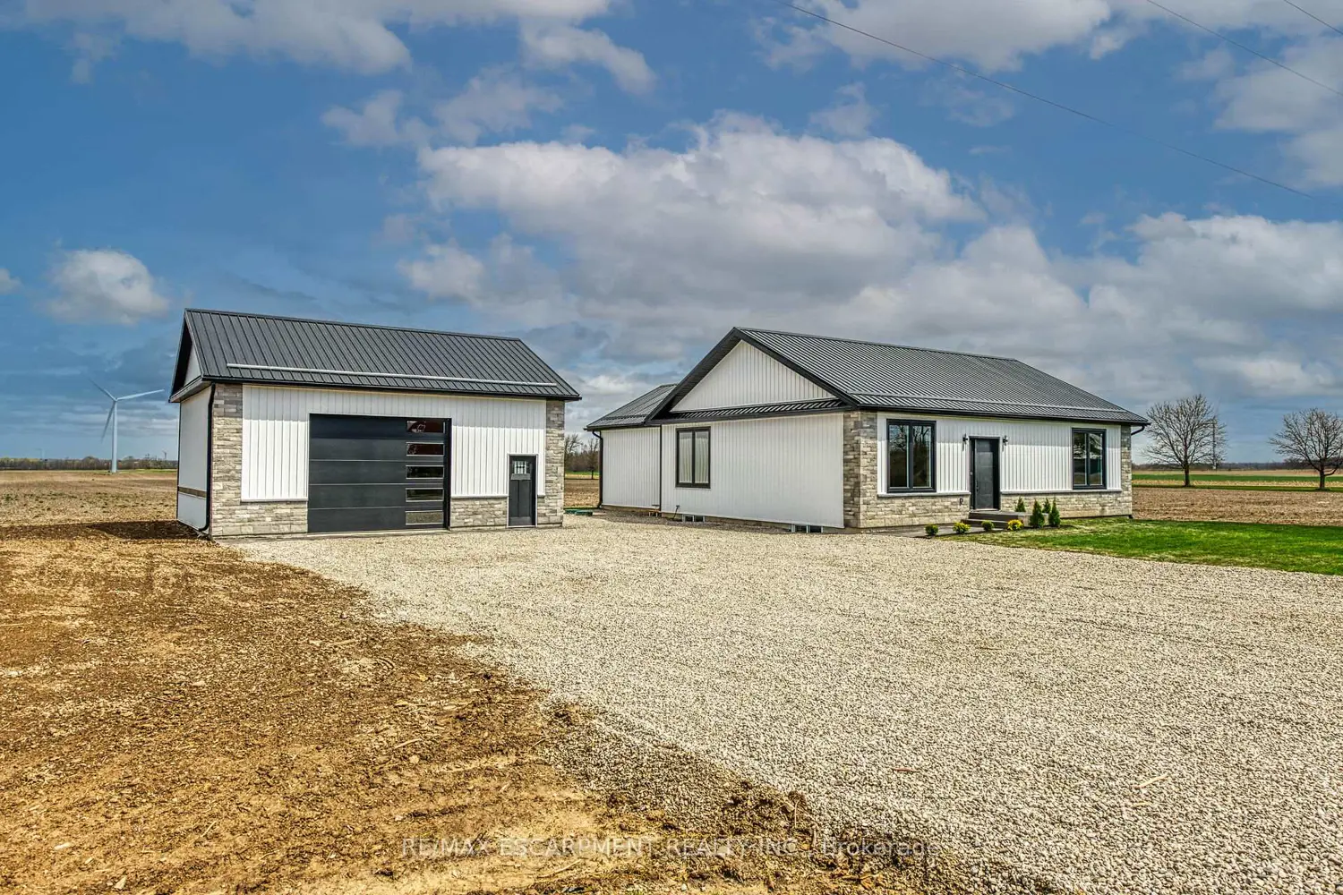 4093 Rainham Road photo 2